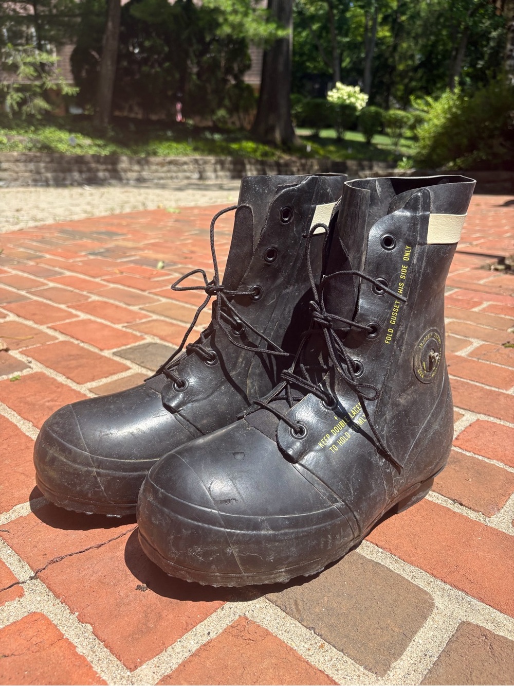 BATA INDUSTRIALS ZeroGuard Vintage Mickey Mouse Boots 9R - Picture 2 of 6